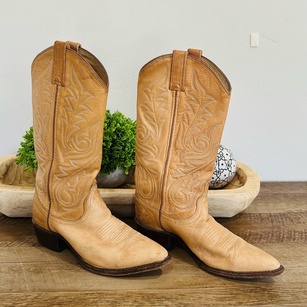 Dan Post Light Brown Leather Cowboy Boots Size 6M Tan color.